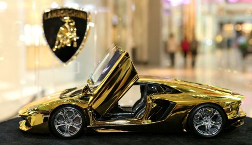 золотая Lamborghini Aventador LP 4-700